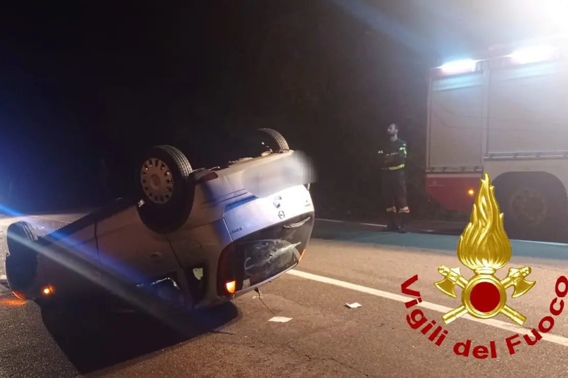 L'auto ribaltata (foto vigili del fuoco)