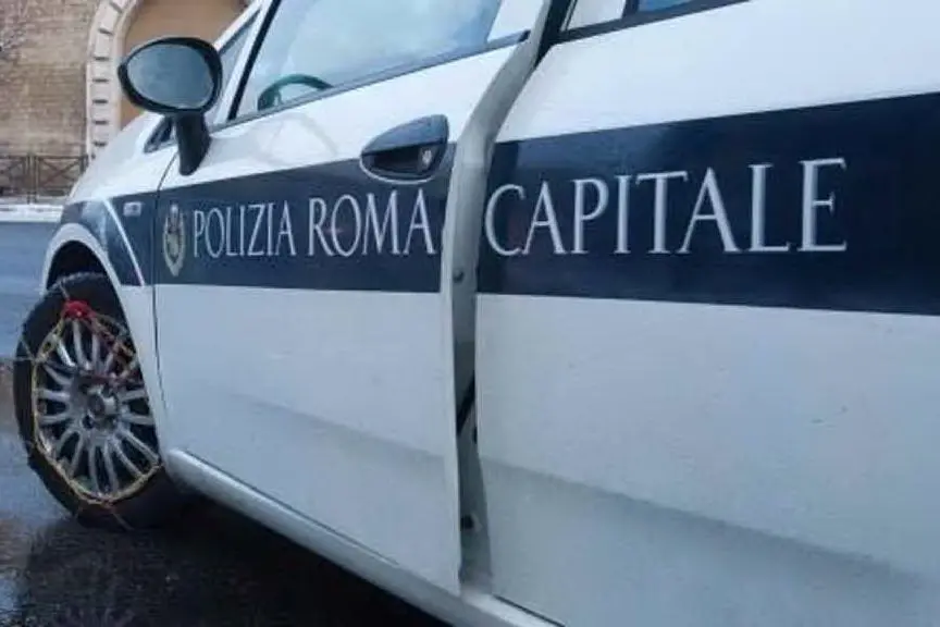 Un'auto della polizia di Roma