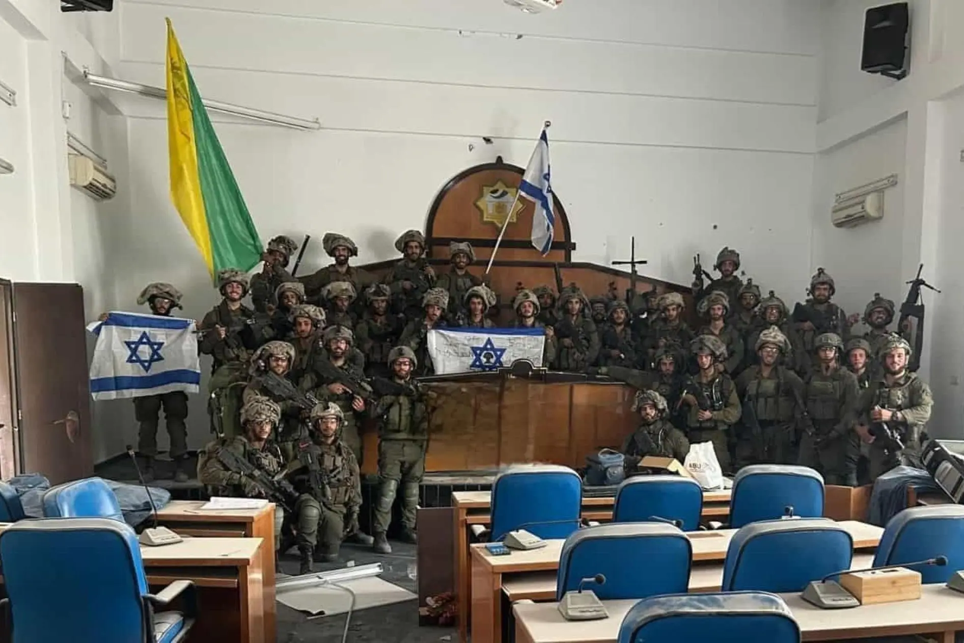 Soldati israeliani nel Parlamento di Gaza City