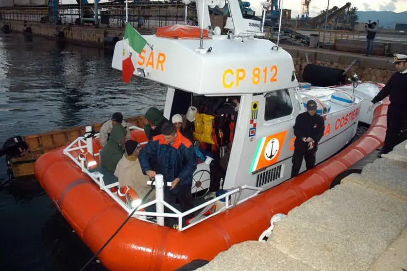 I migranti sono stati soccorsi da una motovedetta (foto d'archivio)