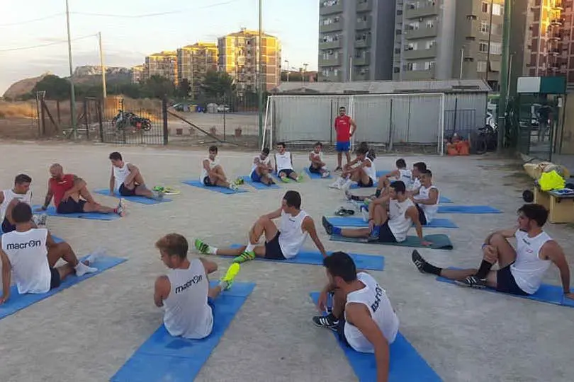 I ragazzi dell'Atletico Cagliari si allenano