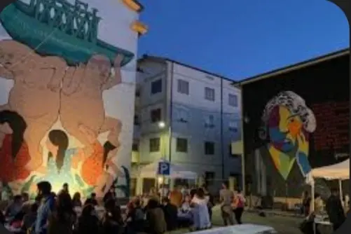 Il Festival della Resilienza, con i murales in piazza (foto Oggianu)