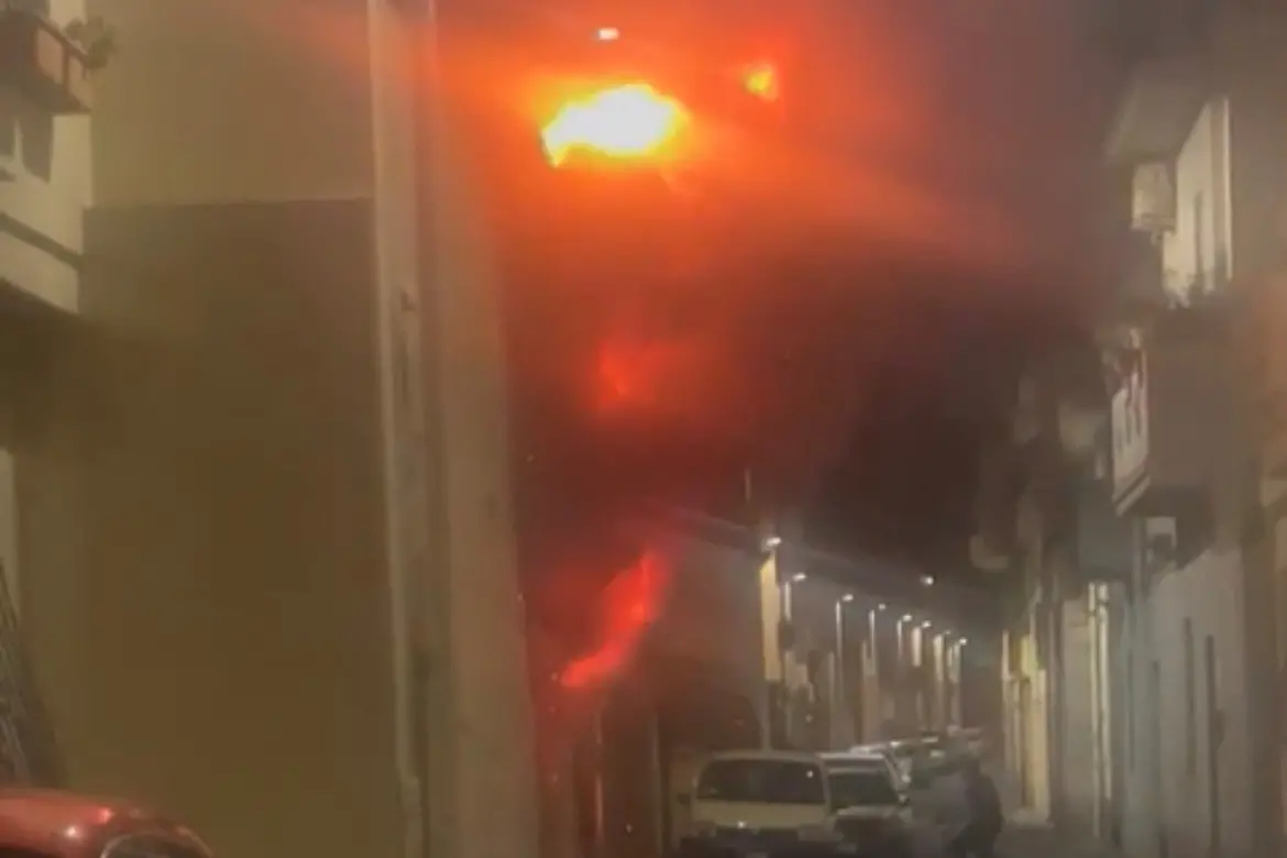 La casa in fiamme (foto Serreli)