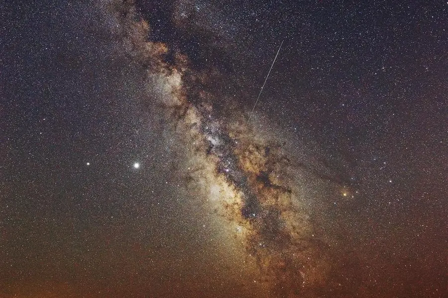 La Via Lattea con una stella cadente (foto L'Unione Sarda - Floris)