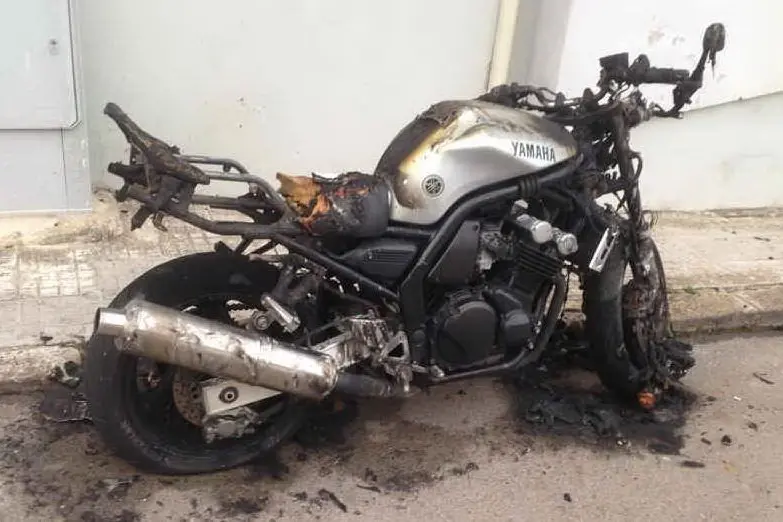 La moto Yamaha incendiata