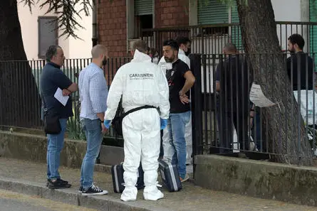 I Carabinieri sul luogo dove una donna di 84 anni è stata trovata morta, a Melzo (Milano), 26 maggio 2022. Il corpo, che era in avanzato stato di decomposizione, giaceva dentro una vasca da bagno. ANSA / Andrea Canali