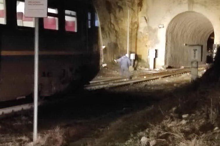 Porto Torres: massi sui binari: macchinista costretto a fermare il treno