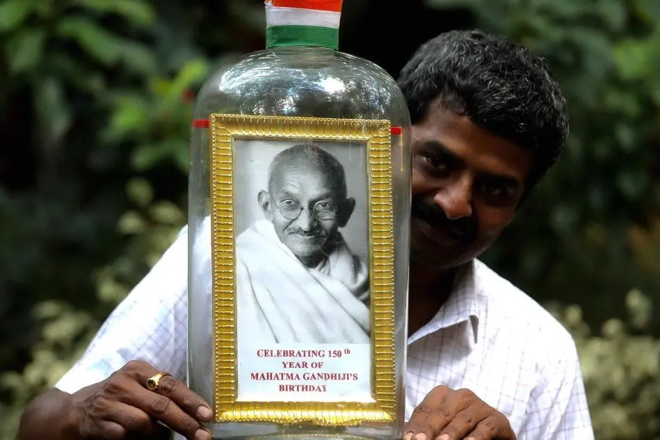Un'urna con le ceneri di Gandhi (Ansa)