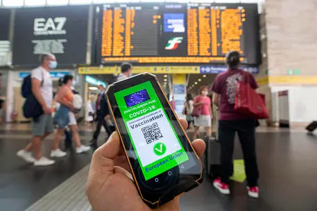 Una ricostruzione grafica del Green Pass dell'UE (Ansa)
