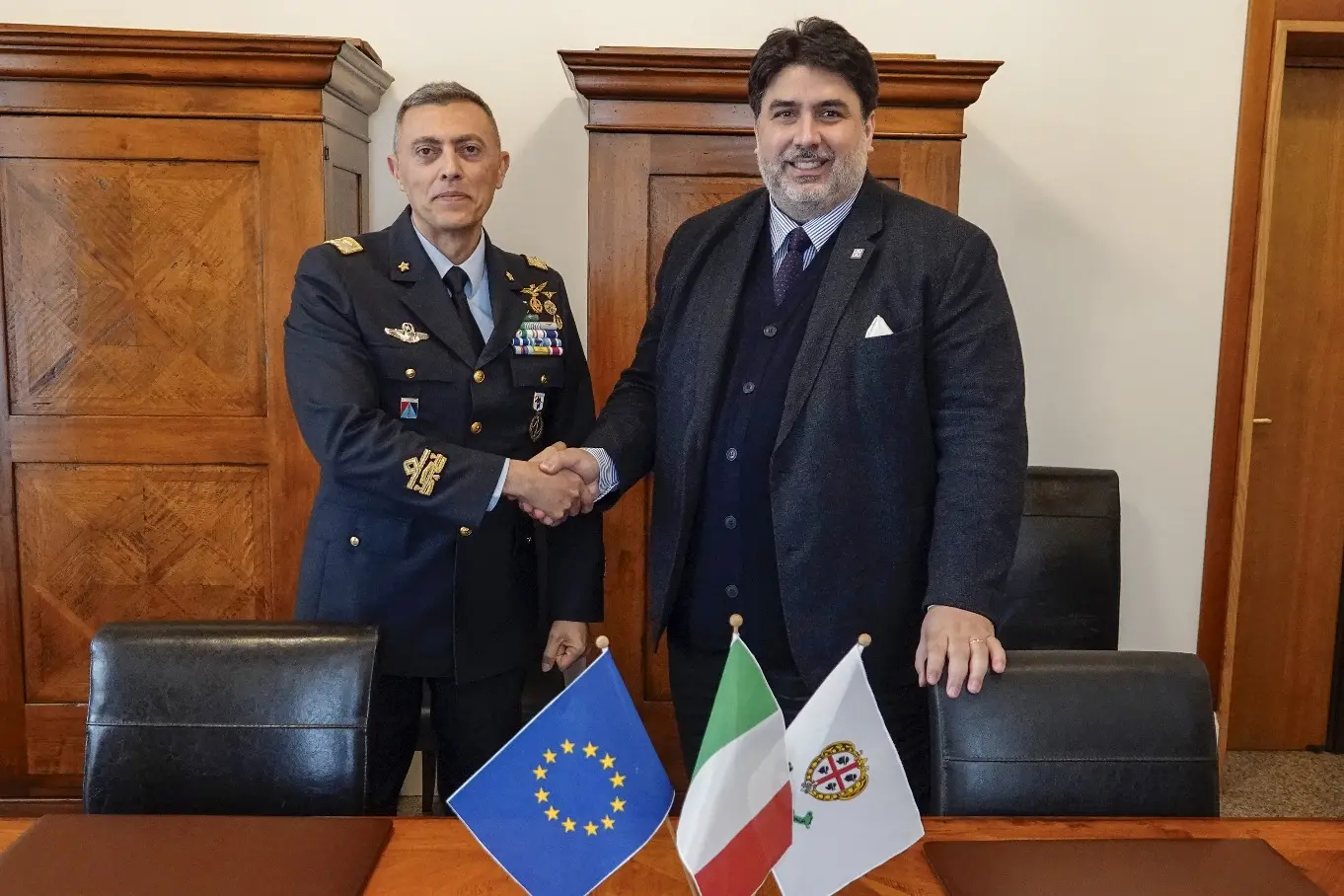 A sinistra il generale Marzinotto, a destra il presidente Solinas (foto ufficio stampa)