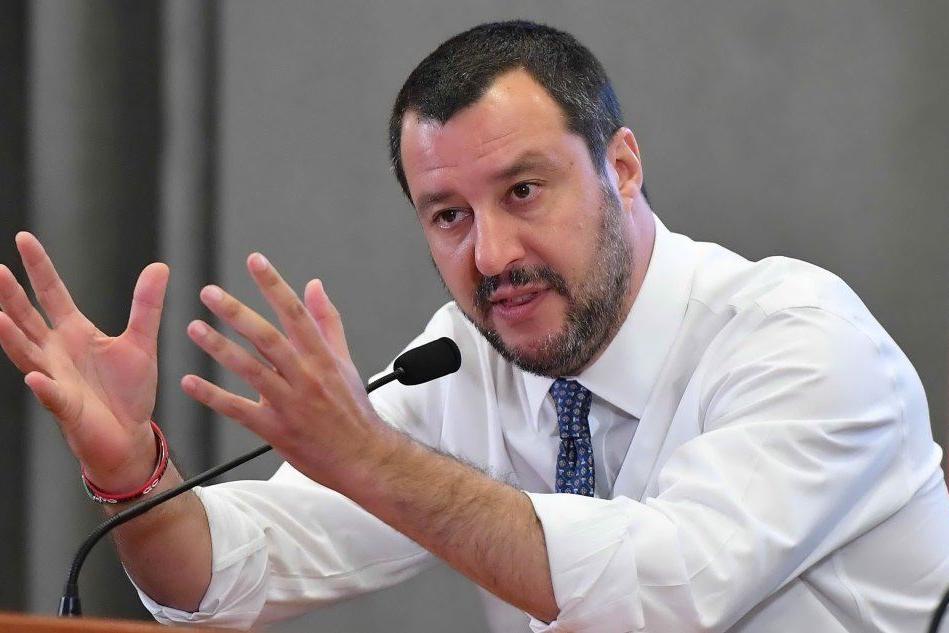 Pistola in casa, 4 italiani su 10 favorevoli. Salvini: &quot;Nuova legge sulla legittima difesa&quot;