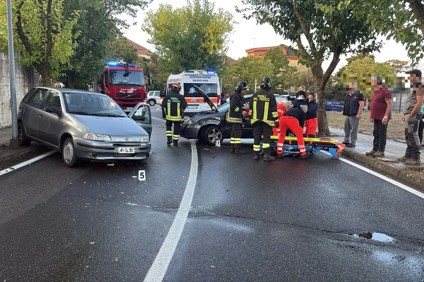 Nuoro, scontro frontale in curva: due feriti in ospedale
