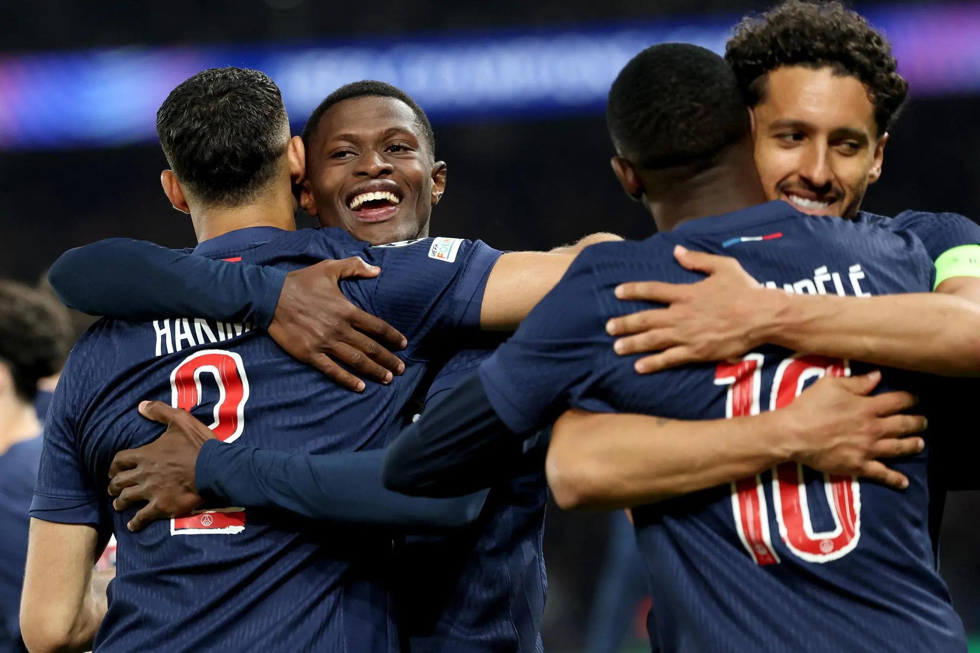 Il Psg esulta per il gol di Achraf Hakimi nella semifinale di Champions League contro l'Arsenal (foto Ansa)