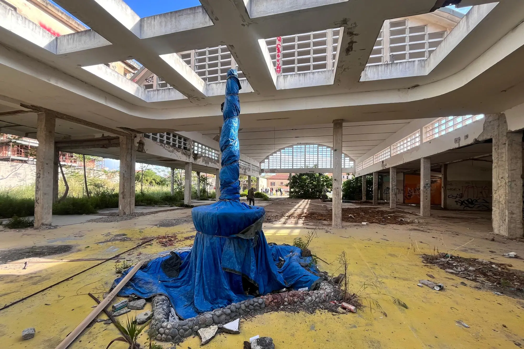 La fontana di Antonio Corriga coperta da un telo