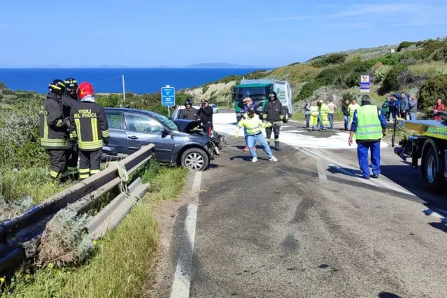Il recupero dell'auto della vittima (foto Pala)