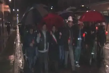 Un momento della fiaccolata sotto la pioggia