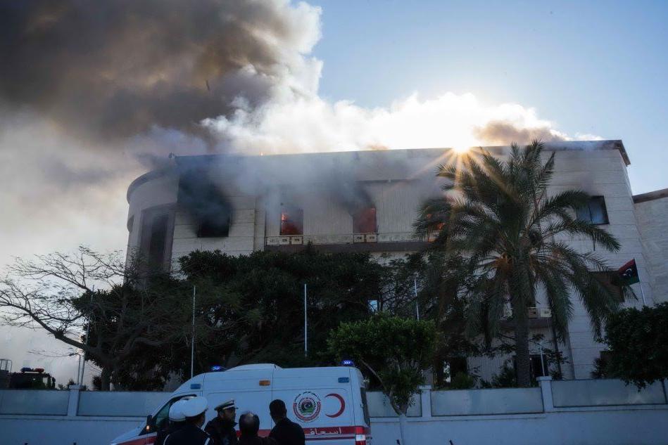 Libia, attacco kamikaze al ministero degli Esteri: ci sono vittime FOTO