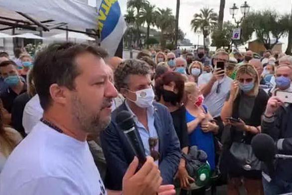 Salvini strattonato da una ventenne, gli strappa camicia e rosario