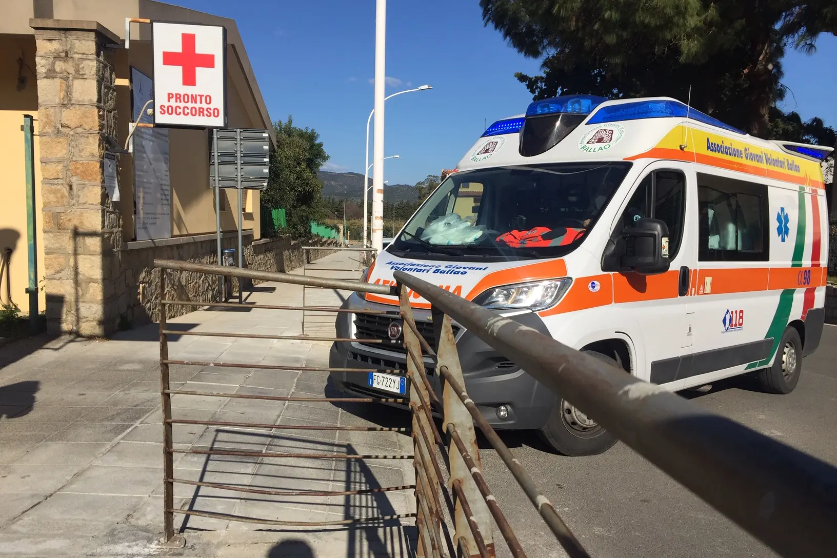 Un'ambulanza all'ingresso in ospedale (L'Unione Sarda)