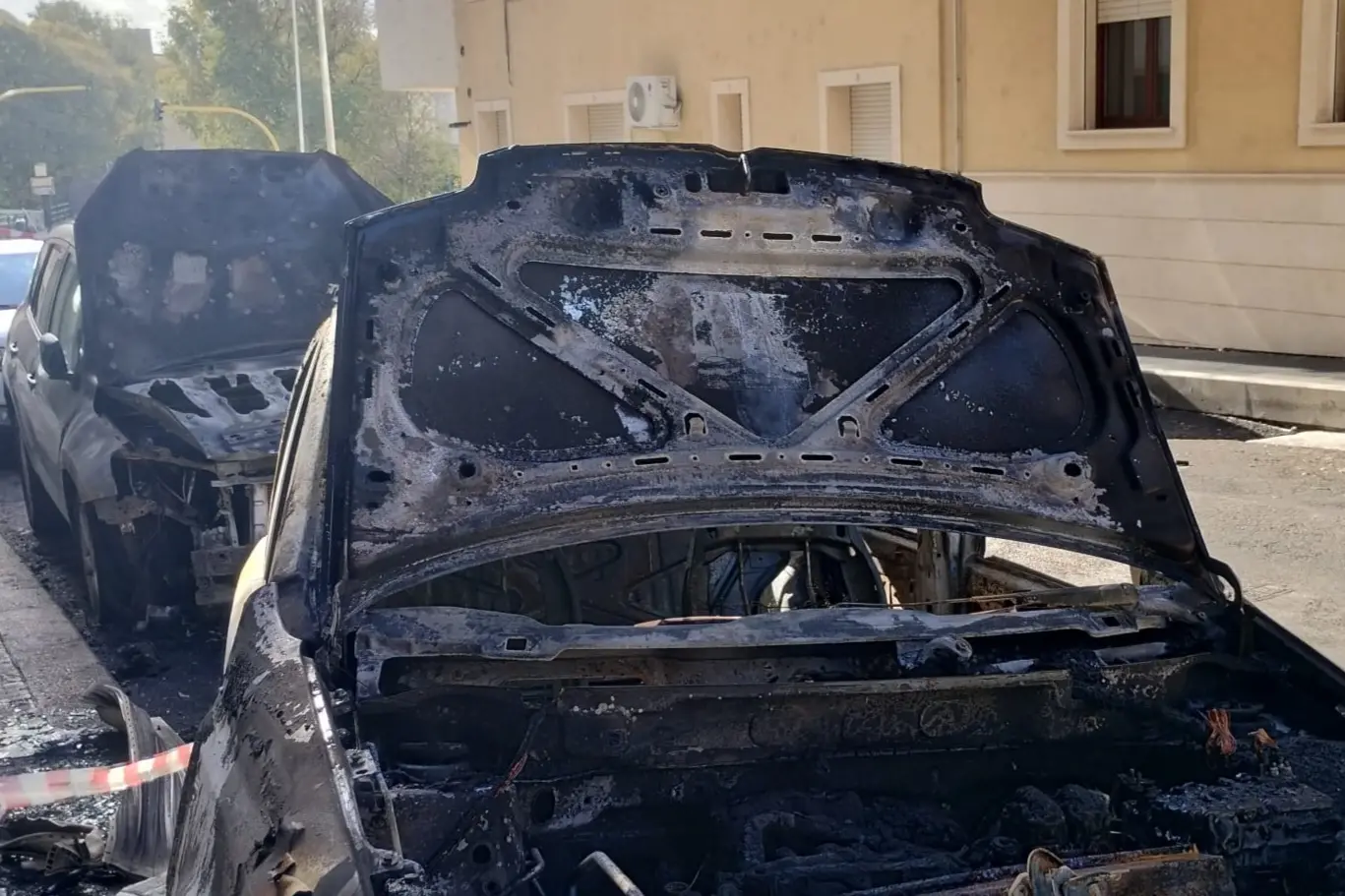 Sassari - auto bruciate in via Canepa (foto concessa)