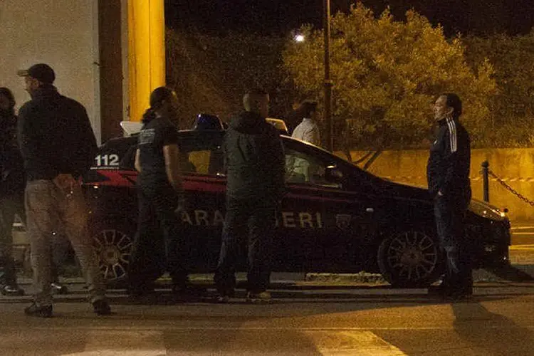 I carabinieri nella piazza in cui è stato trovato il cadavere - foto Murru