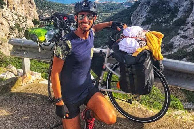 Il giro della Sardegna in bici: &quot;Senza soldi, ma con un sorriso. La vita è bella&quot;