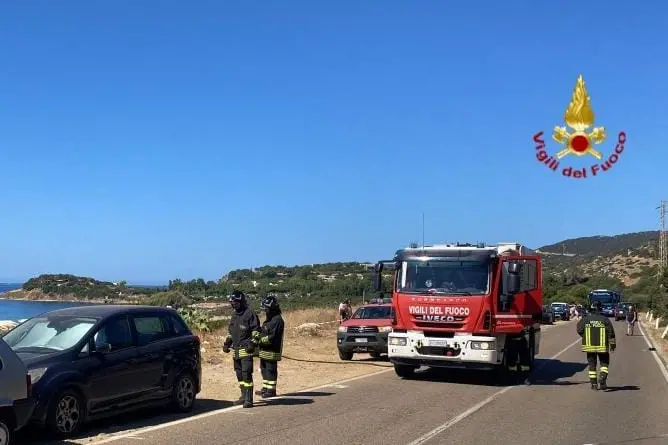 Il luogo dell'incidente sulla strada provinciale 17, a Villasimius, dove è morto un motociclista (foto vigili del fuoco)