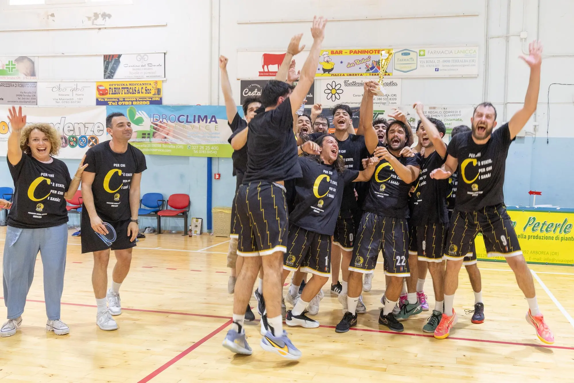 I ragazzi della Auerea Basket festeggiano la vittoria del campionato di prima divisione regionale (Foto: Fabio Murru)