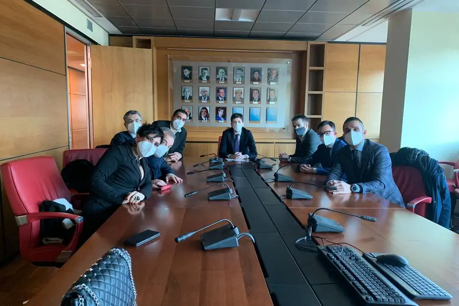 I consiglieri di LeU, Pd, Progressisti e Movimento Cinquestelle al tavolo con Roberto Speranza (foto Murgia)