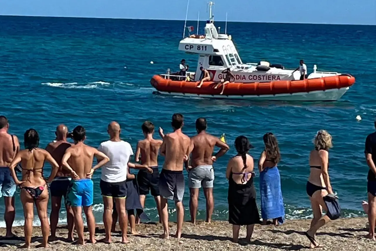 La motovedetta davanti al litorale di Lotzorai