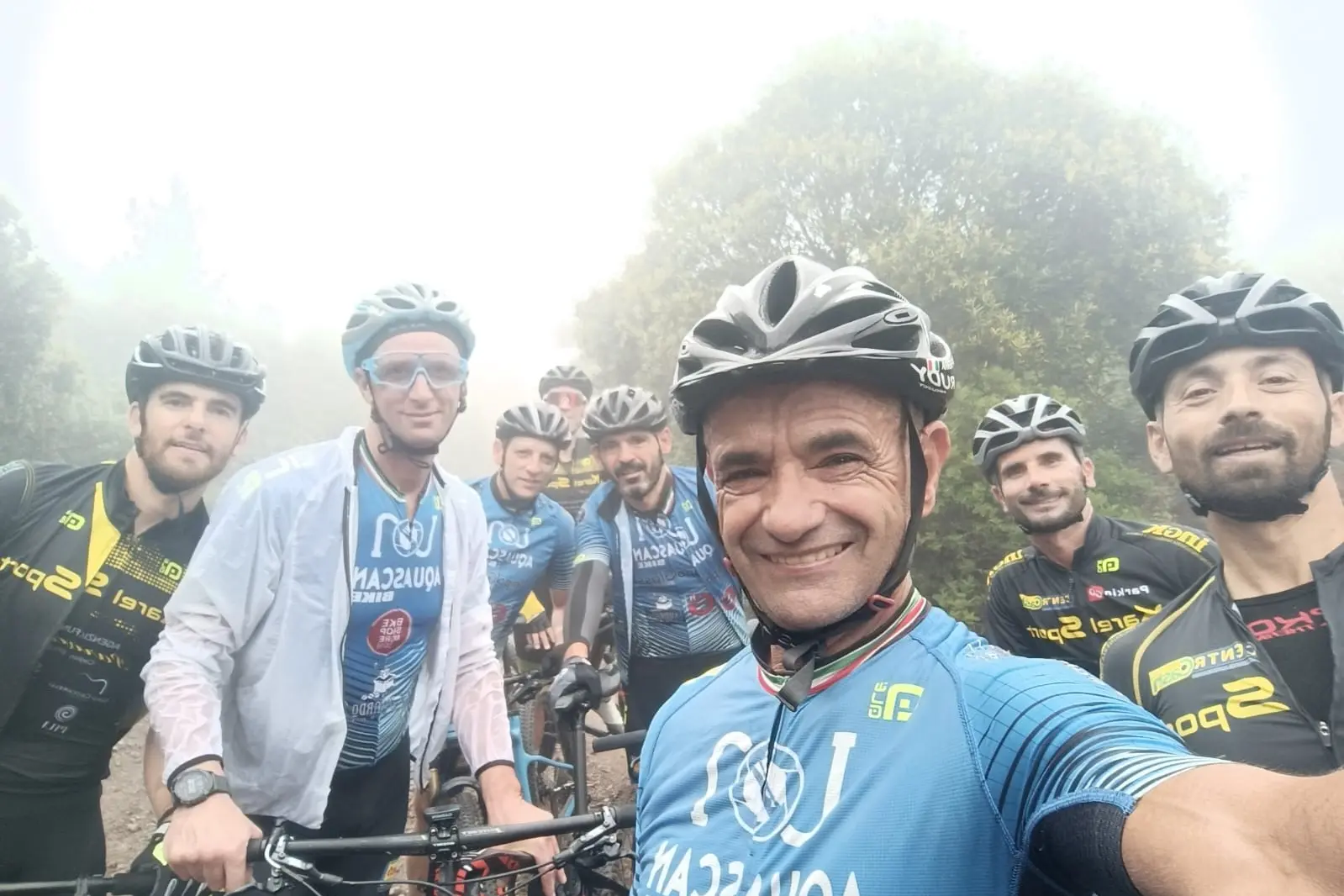 Vittorio Serra con alcuni dei suoi allievi in bici (foto Serreli)