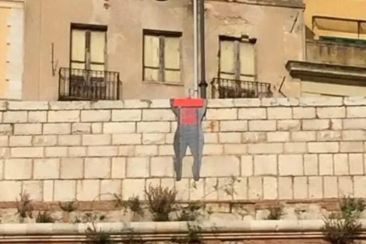 L'installazione: un uomo che si arrampica sulle mura