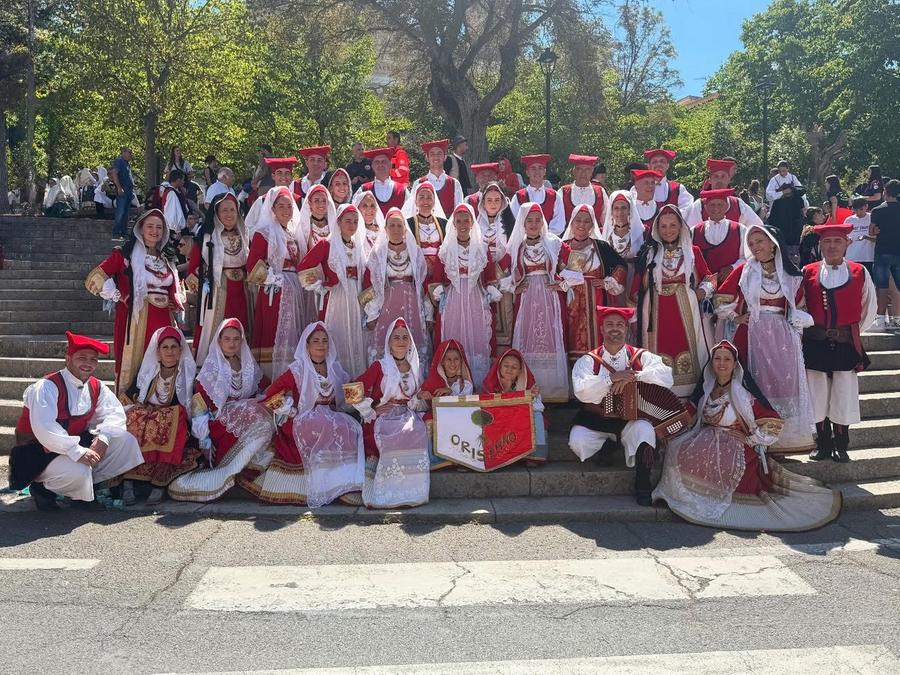 Il gruppo folk “Città di Oristano” compie 65 anni e festeggia in piazza