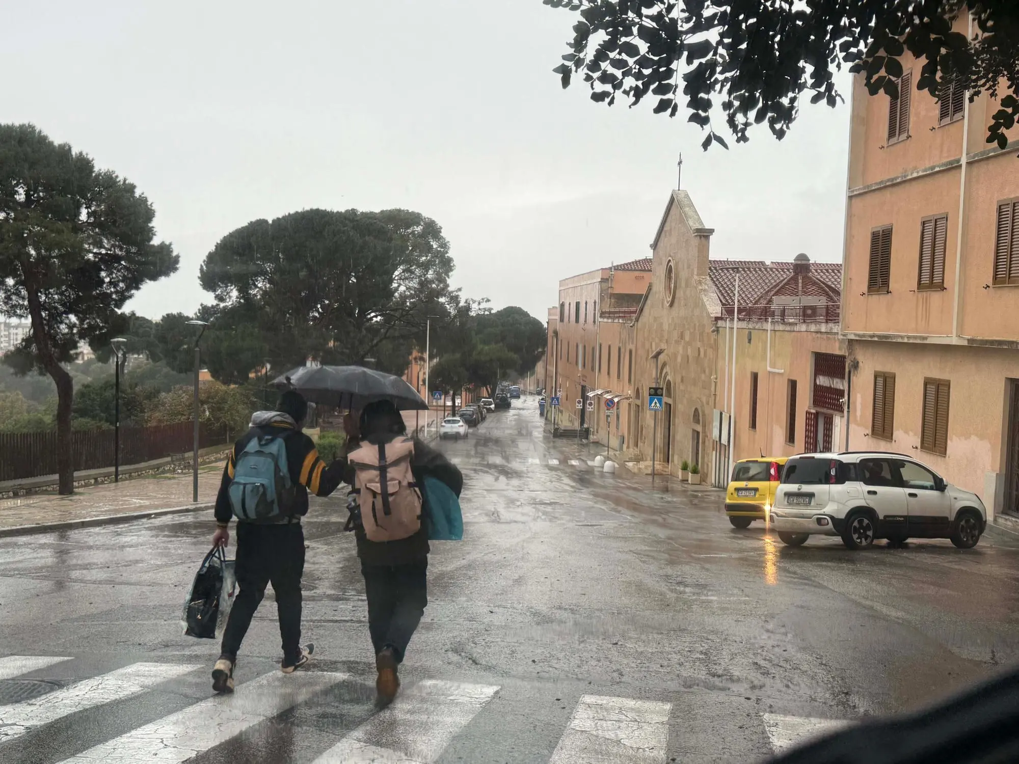 19 gennaio 2026 Cagliari Maltempo Tempesta Harry. Persone sotto la pioggia con l'ombrello. Foto Max Solinas
