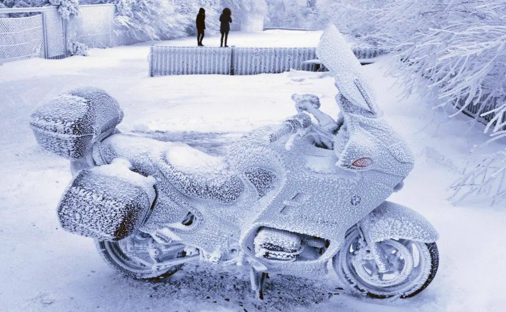 Una moto ricoperta di neve a Francoforte, Germania (Ansa)
