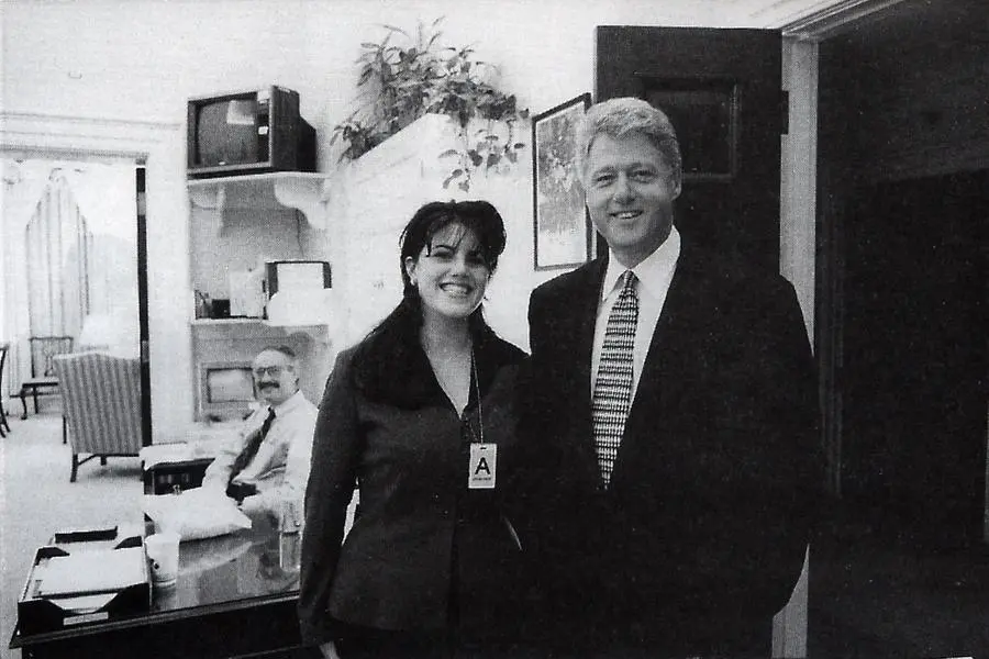 Nel 1998 rischia l'impeachment per aver mentito sulla sua relazione con la stagista ventiduenne Monica Lewinsky (Ansa)