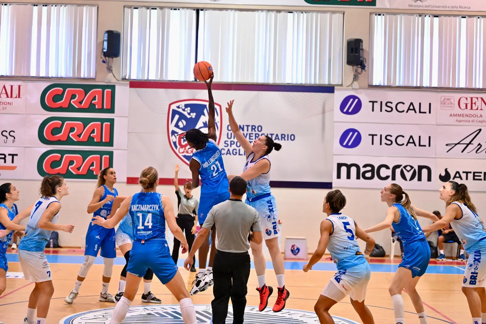 Palla a due tra Dinamo Sassari e Brixia nella finalina del Torneo Internazionale "Sa Duchessa" (foto Andrea Chiaramida)