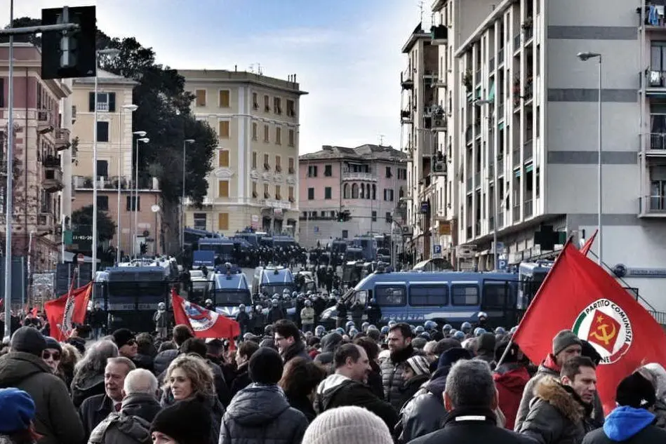 La polizia controlla i manifestanti antifascisti