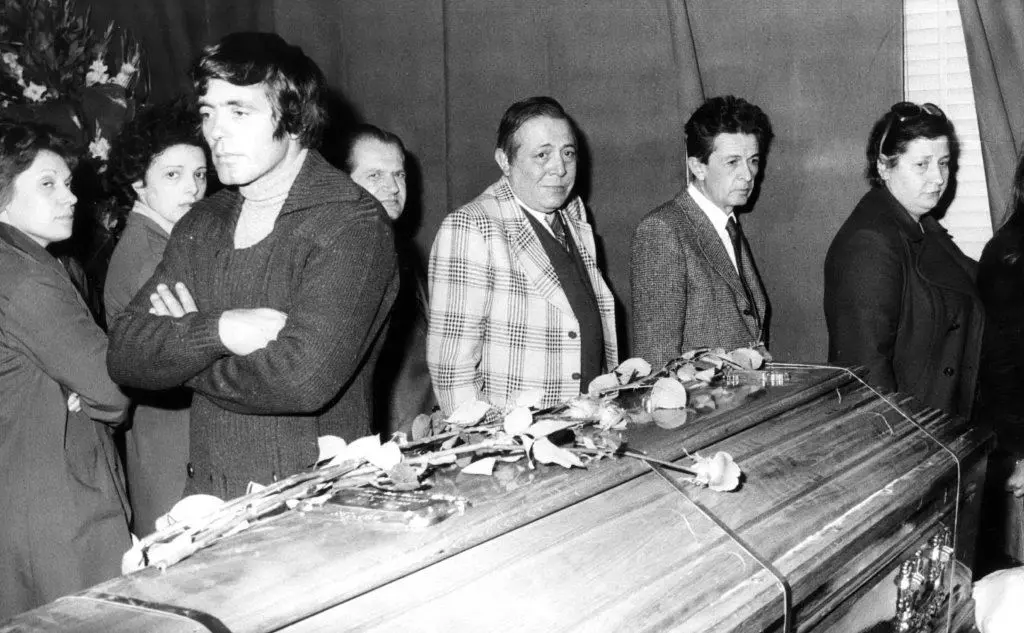 Ai funerali di Pier Paolo Pasolini, nel 1975