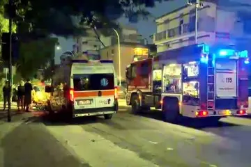 Paura a Cagliari, crolla un albero in via Scirocco