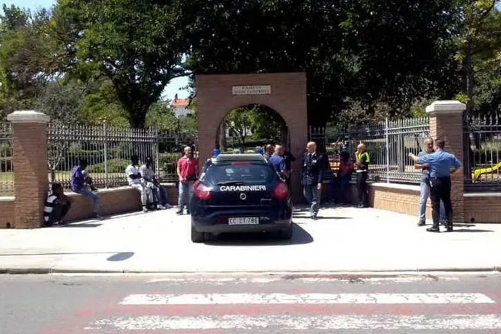 I carabinieri davanti al parco di San Gavino a Porto Torres