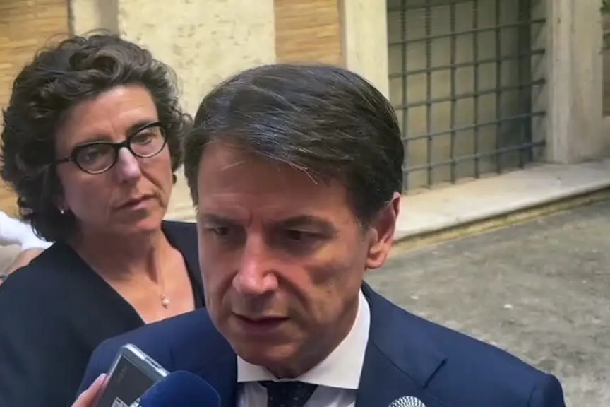 Conte: respingiamo parole Trump ma Meloni lo ha assecondato in tutto