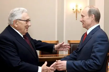 Kissinger con Vladimir Putin (Ansa)