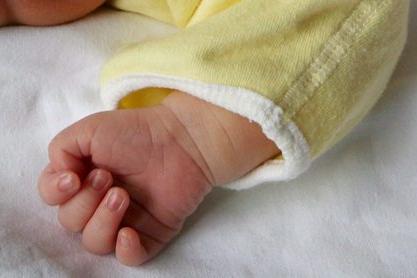 A Cagliari il primo neonato registrato con il doppio cognome (foto Ansa/Epa)
