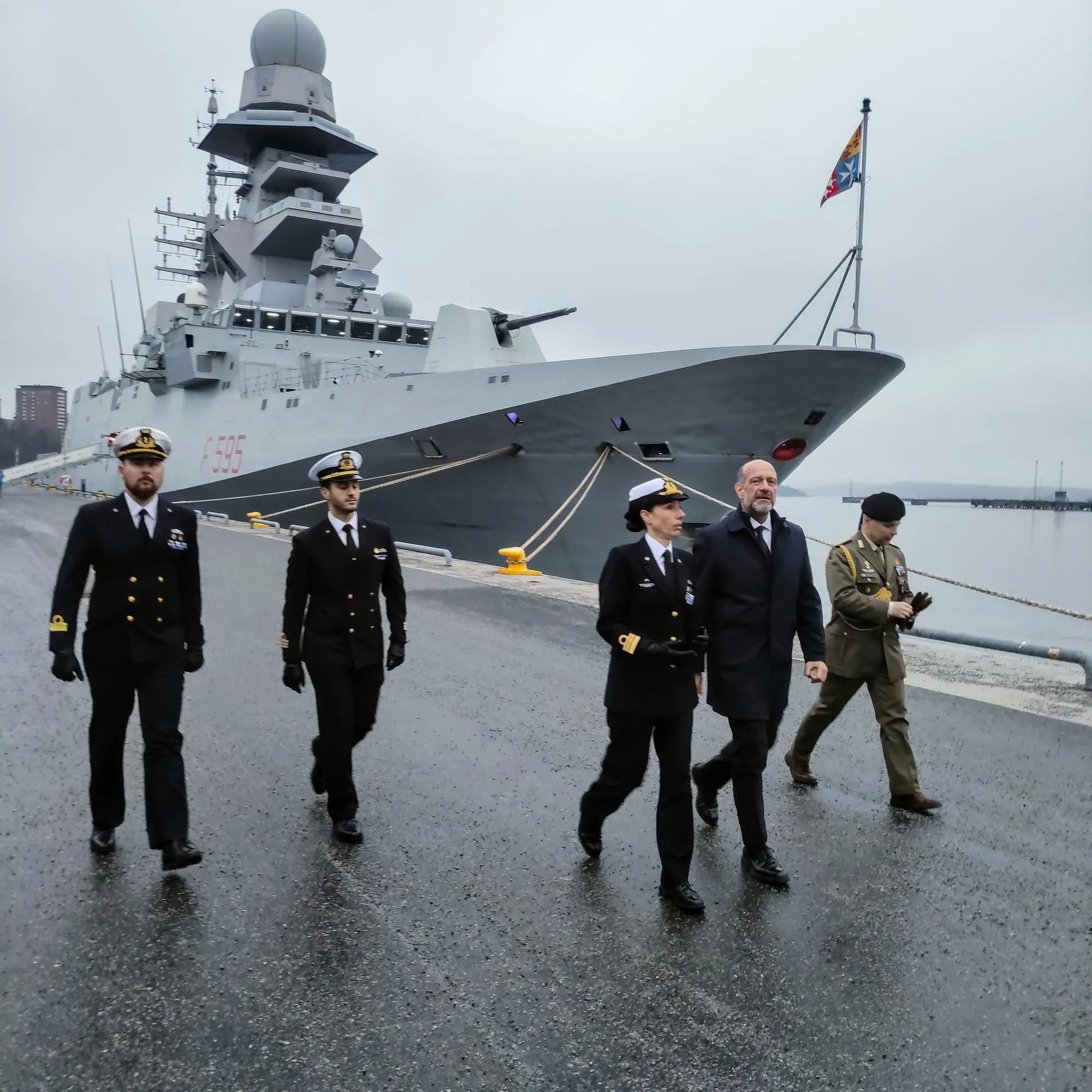 L'ambasciatore Michele Pala con la Comandante della Fregata Rizzo in visita a Stoccolma (foto concessa)