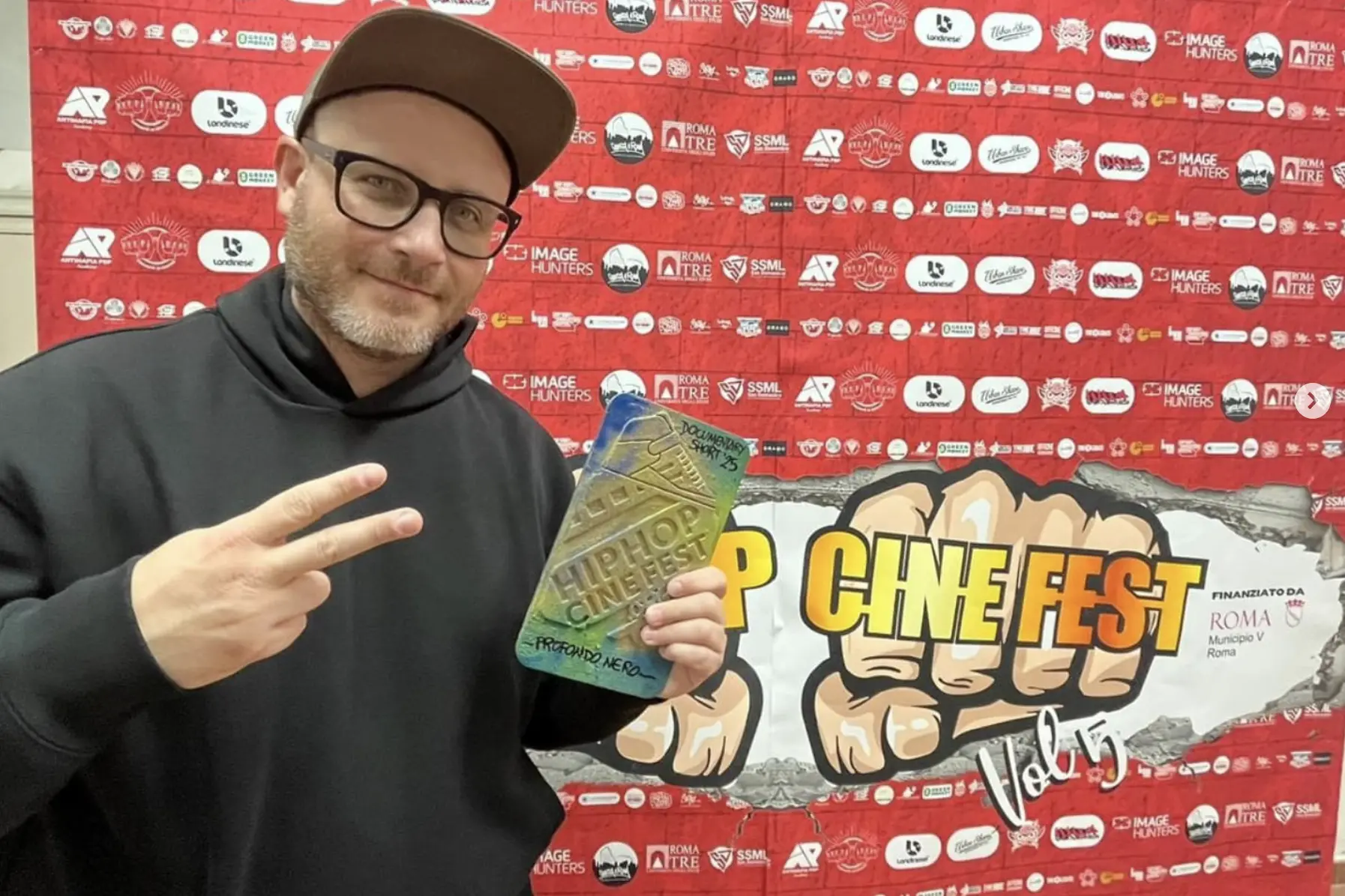 Il regista sardo Roberto Pili con il premio (foto Instagram)
