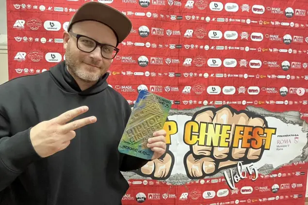 Il regista sardo Roberto Pili con il premio (foto Instagram)