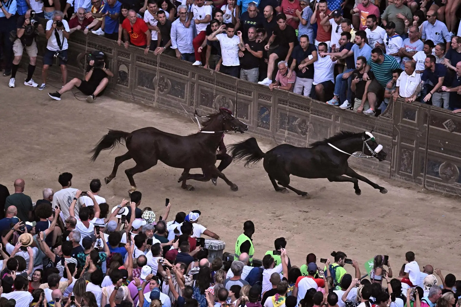 Oca horse “ Zio Frac” wins the historical Italian horse race Palio di Siena, in Siena, Italy, 16 August 2023. The traditional horse race taking place on 16 August as the 'Palio dell'Assunta' on the holiday of the Virgin Mary. ANSA/CLAUDIO GIOVANNINI