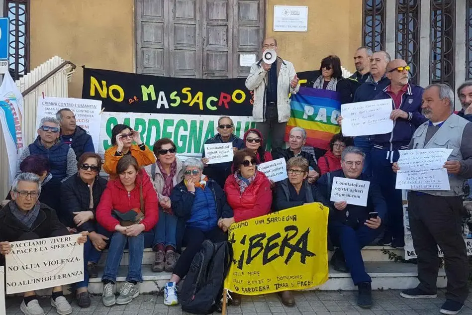 Il sit-in dei pacifisti (Foto Sardegna Pulita)
