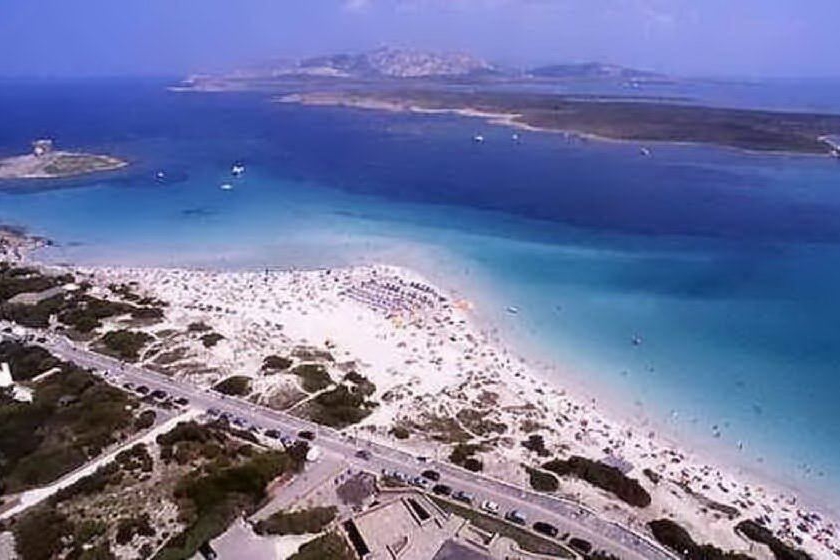 La spiaggia vista dall'alto (archivio L'Unione Sarda)